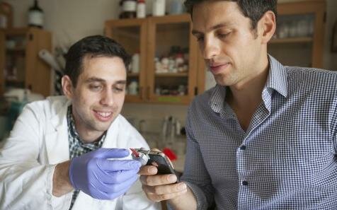 Гаджет «SmartCARD» позволяет пользователям проверять уровень холестерина с помощью мобильного телефона