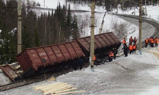 В Иркутской области сошел с пути локомотив грузового поезда