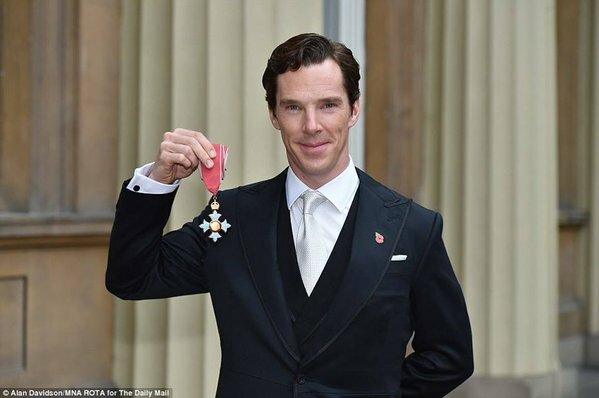 Шерлок Холмс получил орден из рук британской королевы
