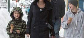 Анжелина Джоли отдохнула с детьми на горнолыжном курорте